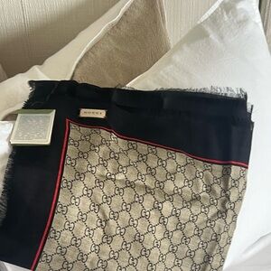 Brand new, never worn Gucci shawl
